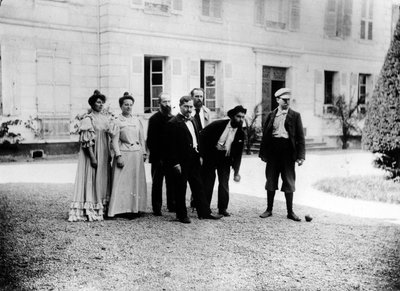 Een spelletje pétanque bij Le Relais, huis van de familie Natanson in Villeneuve-sur-Yonne, ca. 1899 door French Photographer